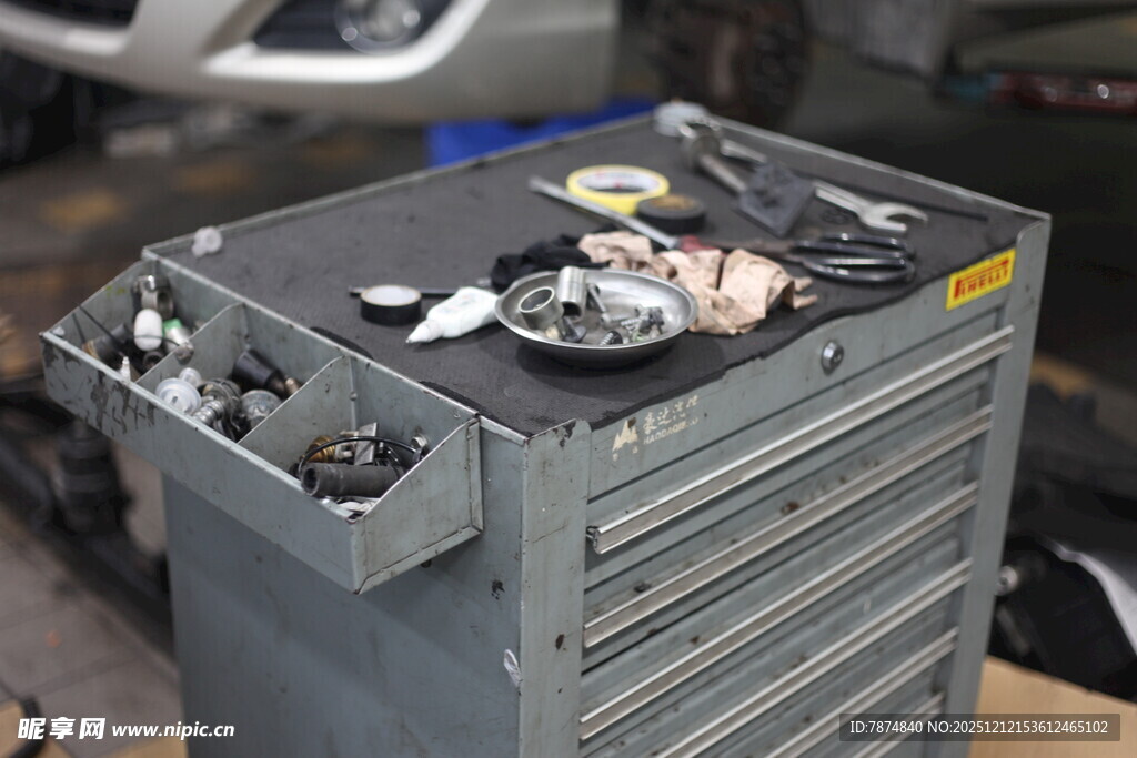 损坏的金属设备零件