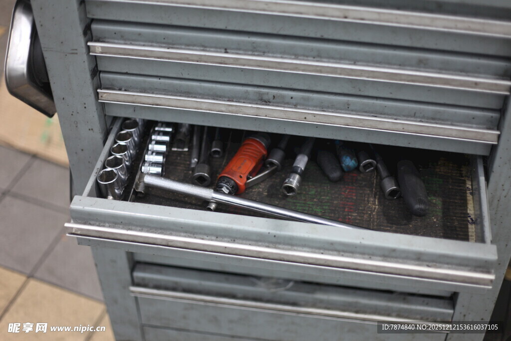 工具抽屉内的多样工具