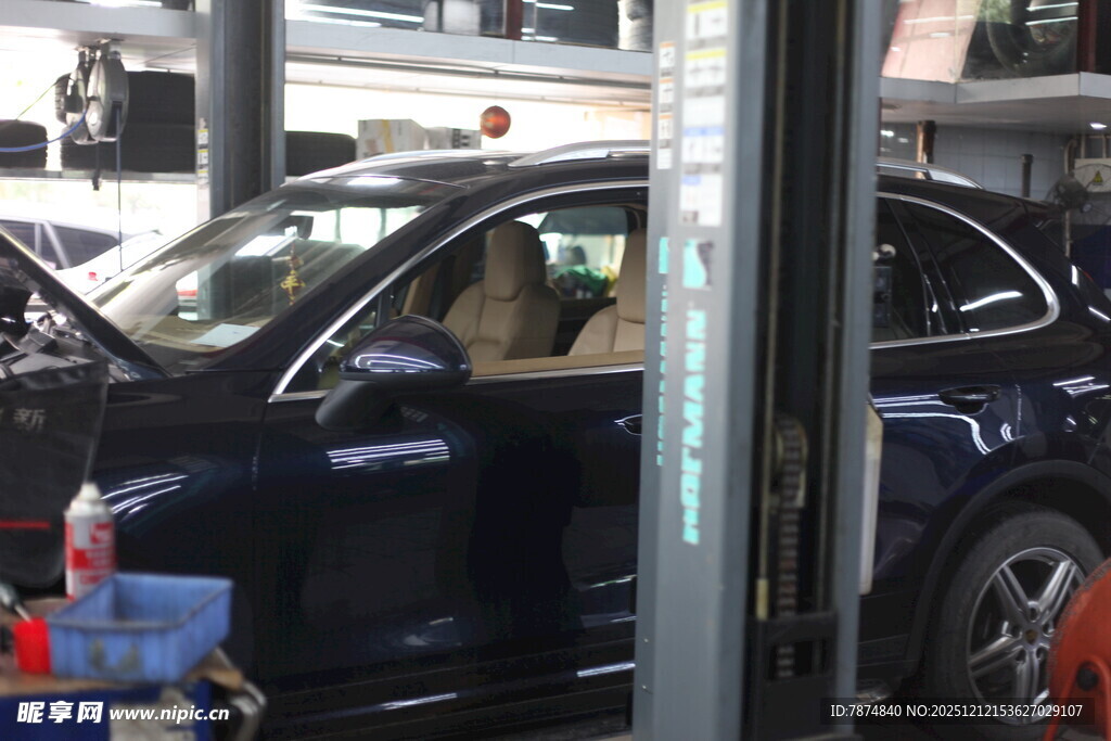 汽车维修车间内景