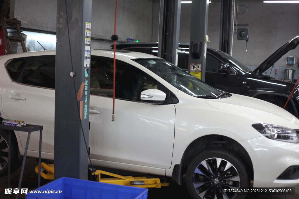 白色轿车在车间维修保养