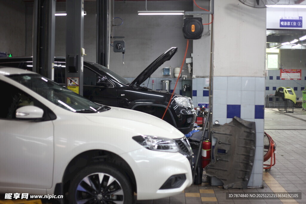 汽车维修车间内的白色车辆