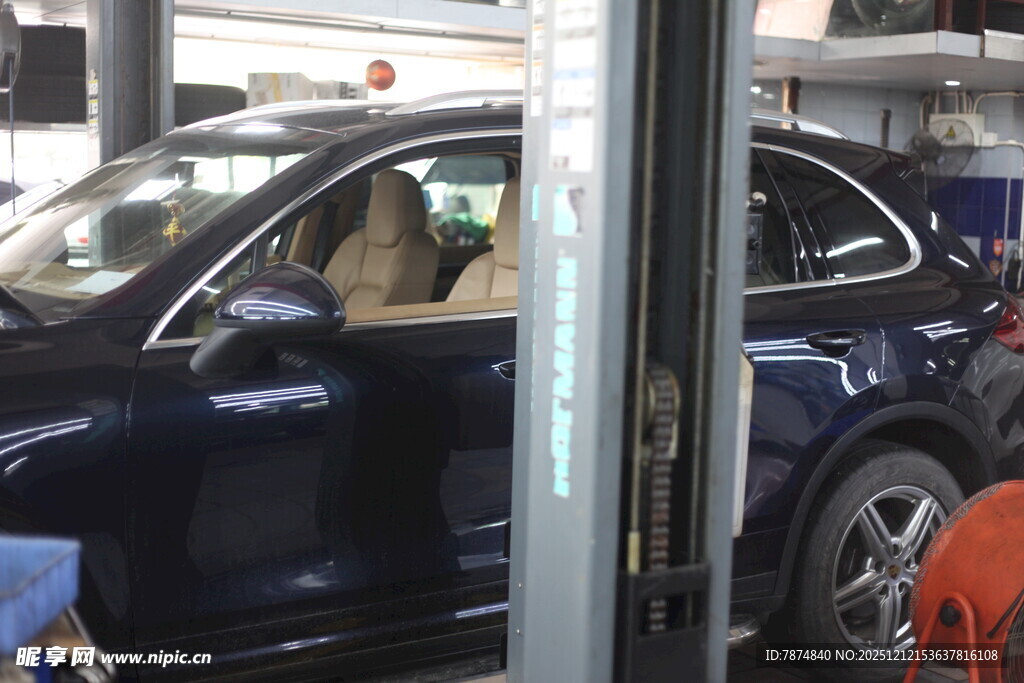 汽车维修车间场景