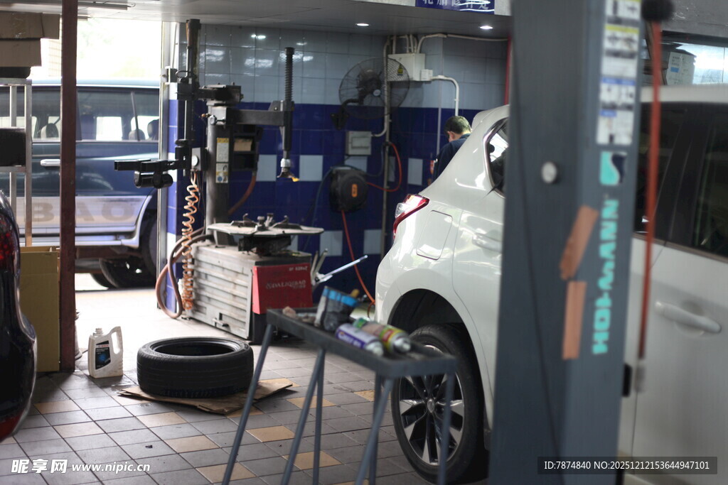 汽车维修店内的维修场景