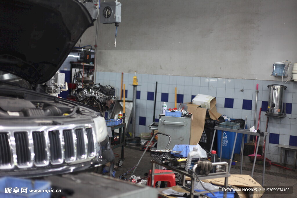 汽车维修车间内景