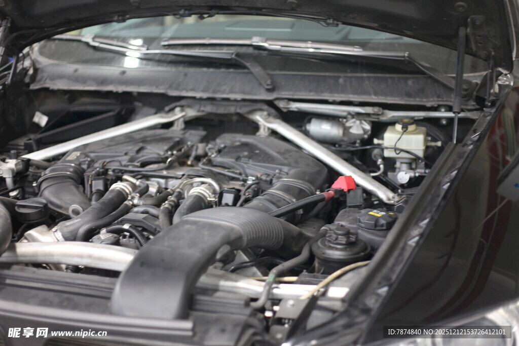 汽车发动机内部细节展示