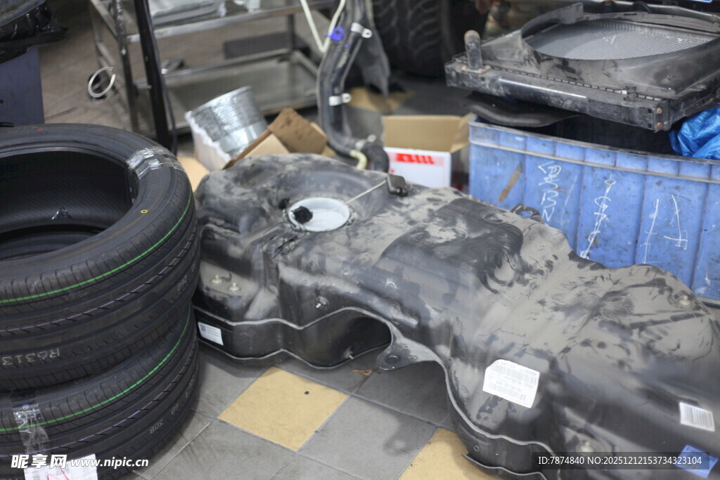 汽车零部件堆放在工作间