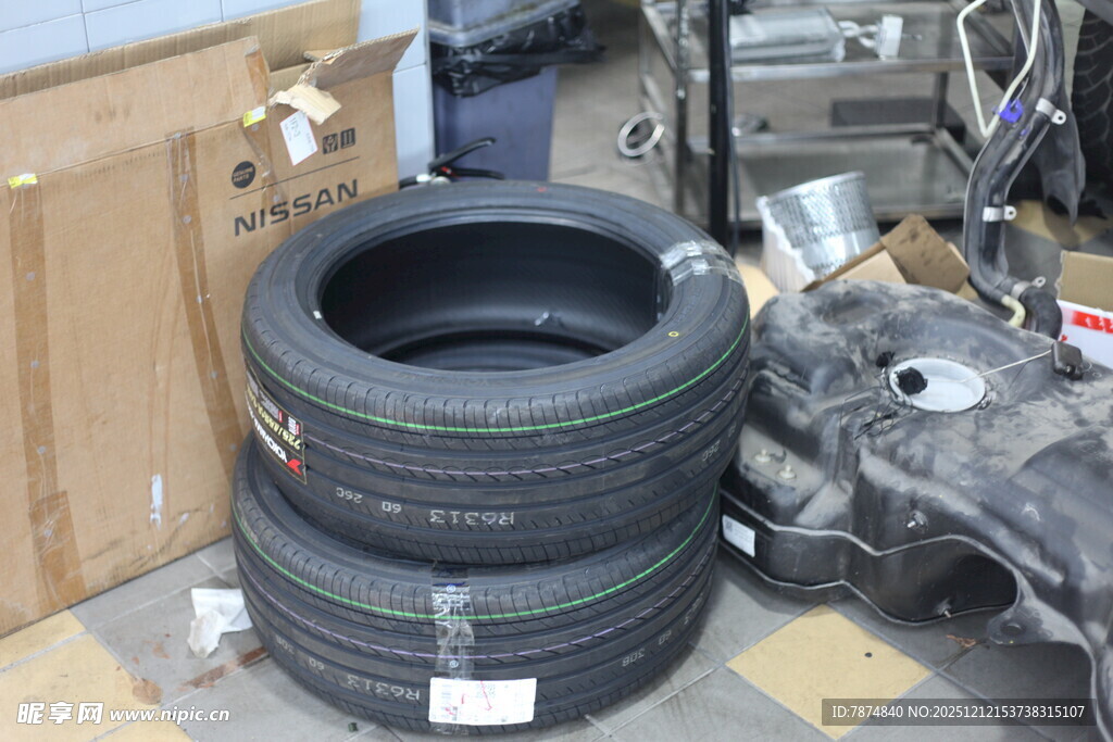 堆叠的汽车轮胎及配件