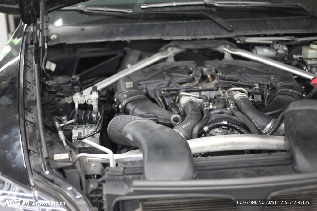 汽车发动机内部细节展示