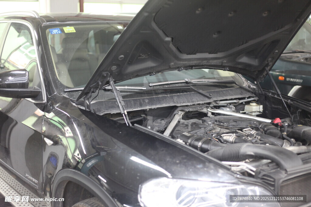 汽车引擎盖打开展示内部