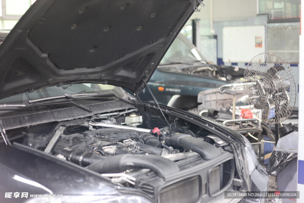 汽车引擎开盖检修场景