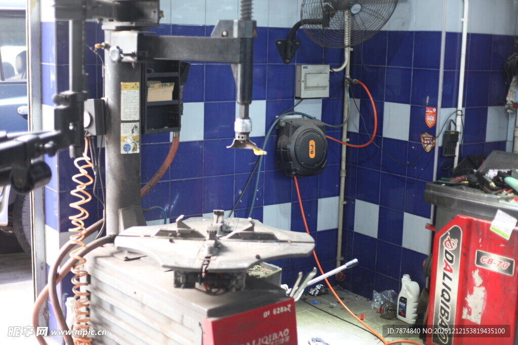 工厂车间内的机械设备