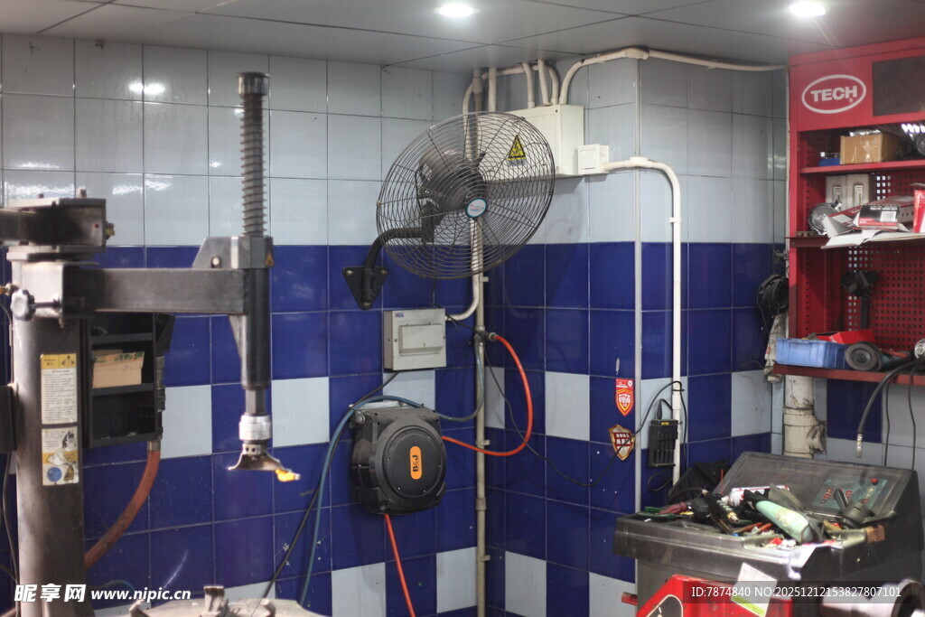 汽车维修车间内部场景