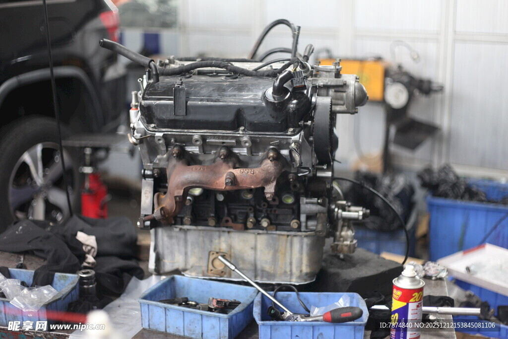 汽车发动机维修现场