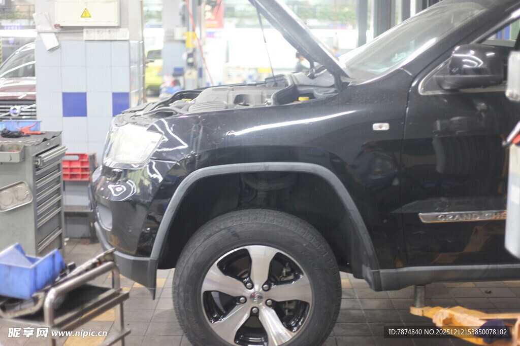 汽车维修车间中的黑色车辆