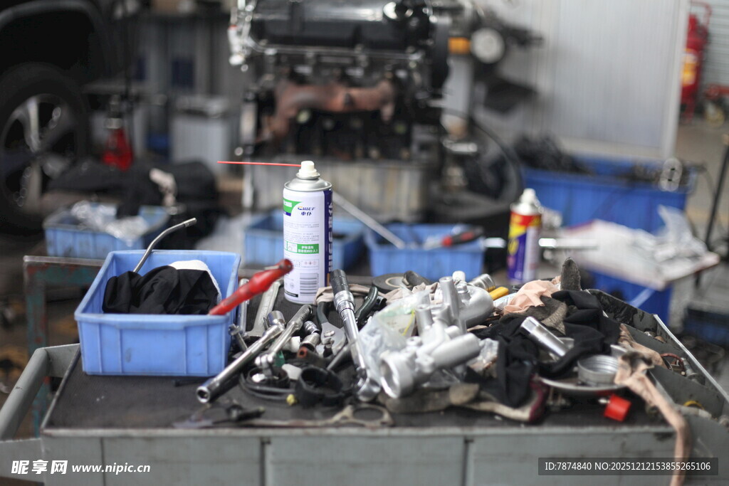 杂乱工作台的机械零件