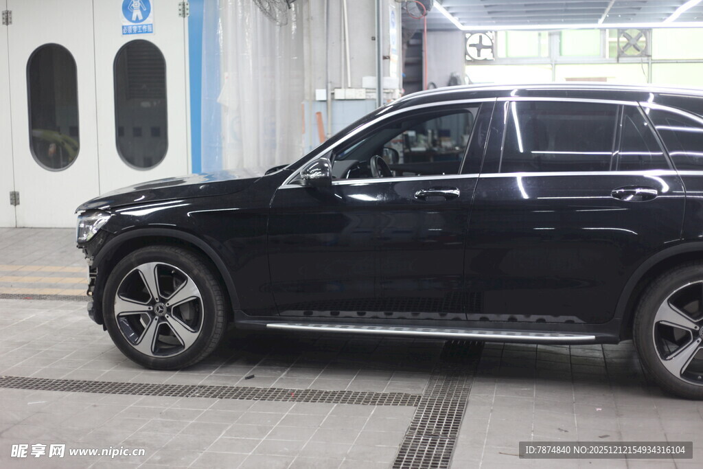 黑色SUV停于建筑物旁