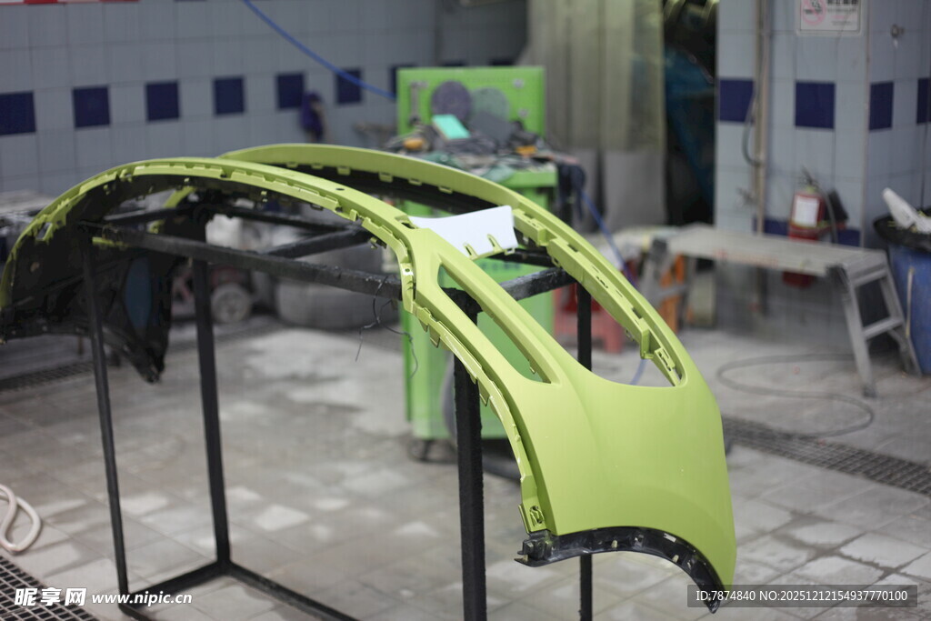 汽车绿色前保险杠展示
