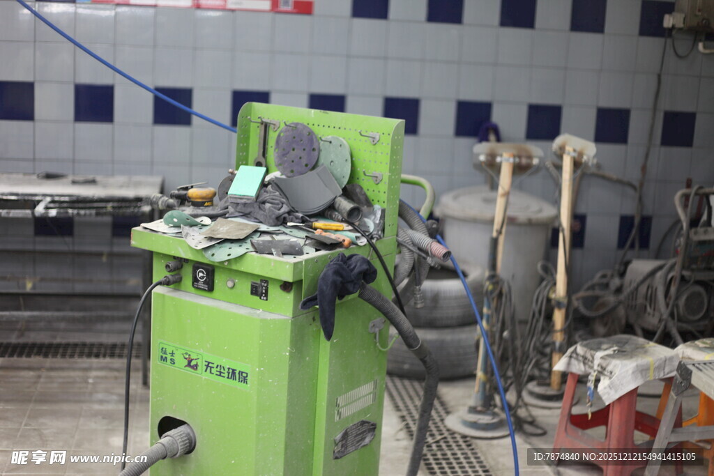 绿色工业设备在车间场景