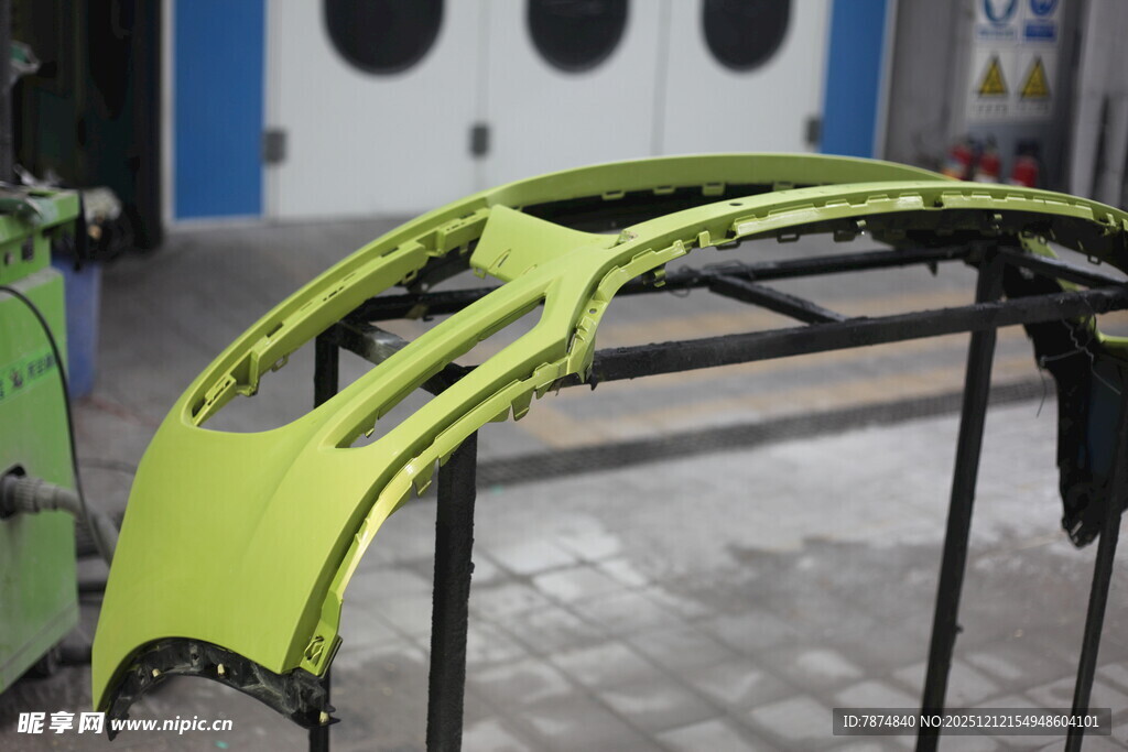 亮黄色汽车部件展示