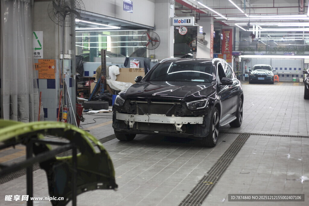 汽车维修车间内的场景