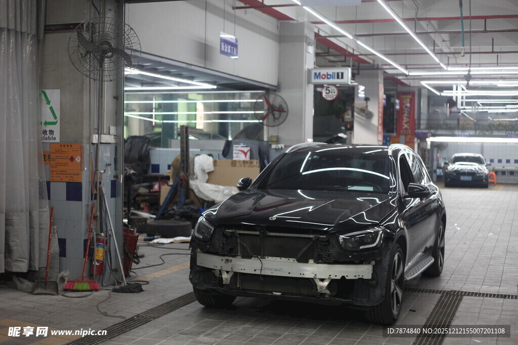 汽车维修车间内的黑色车辆