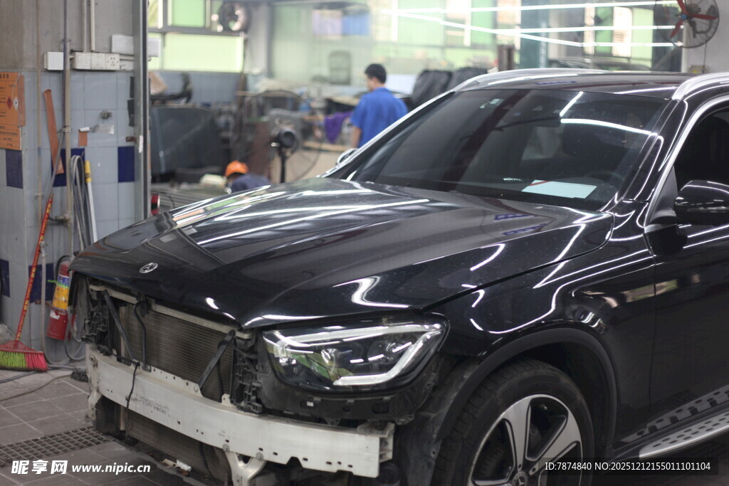 汽车维修车间的黑色车辆