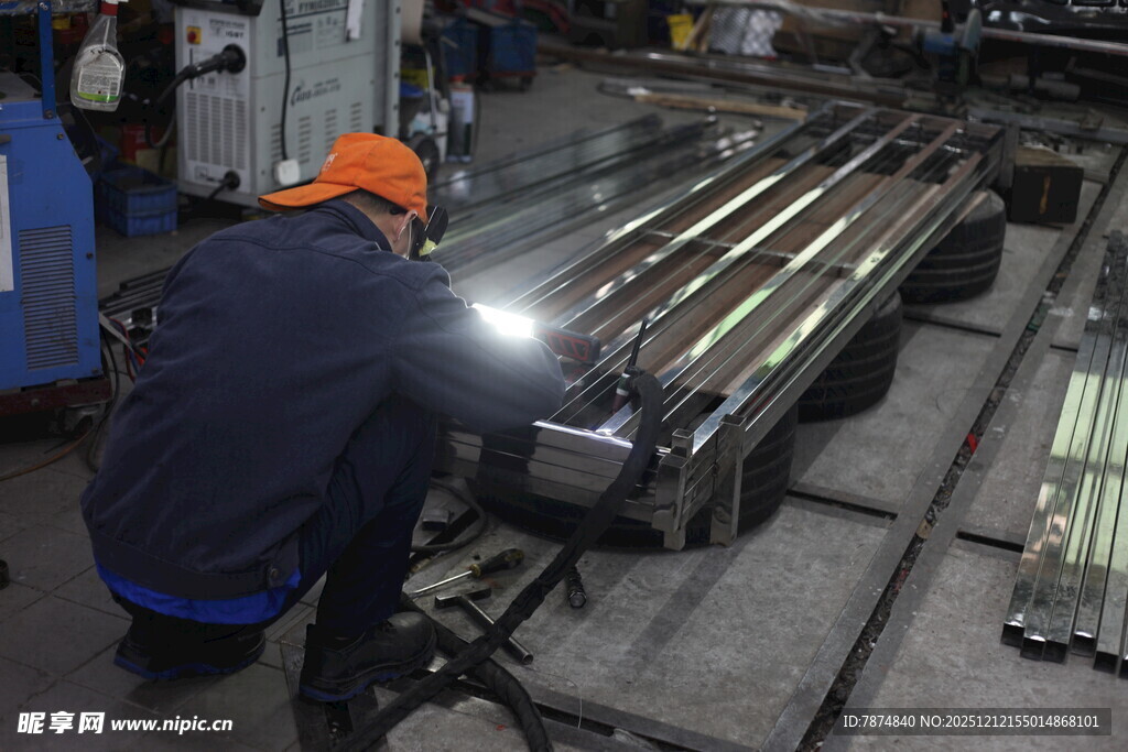 工人专注检修工业设备