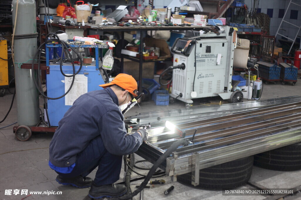 工人专注进行焊接作业