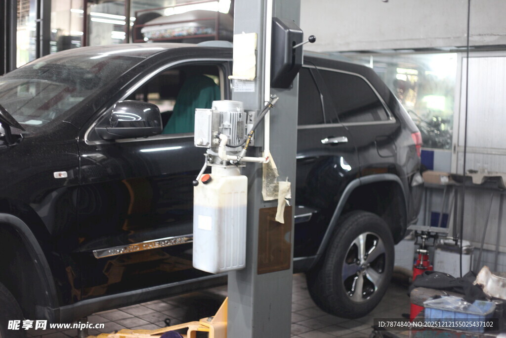 汽车在车间进行维修保养