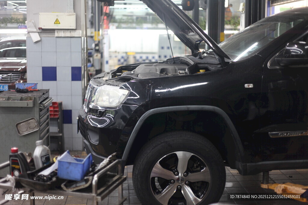 汽车在车间进行维修保养