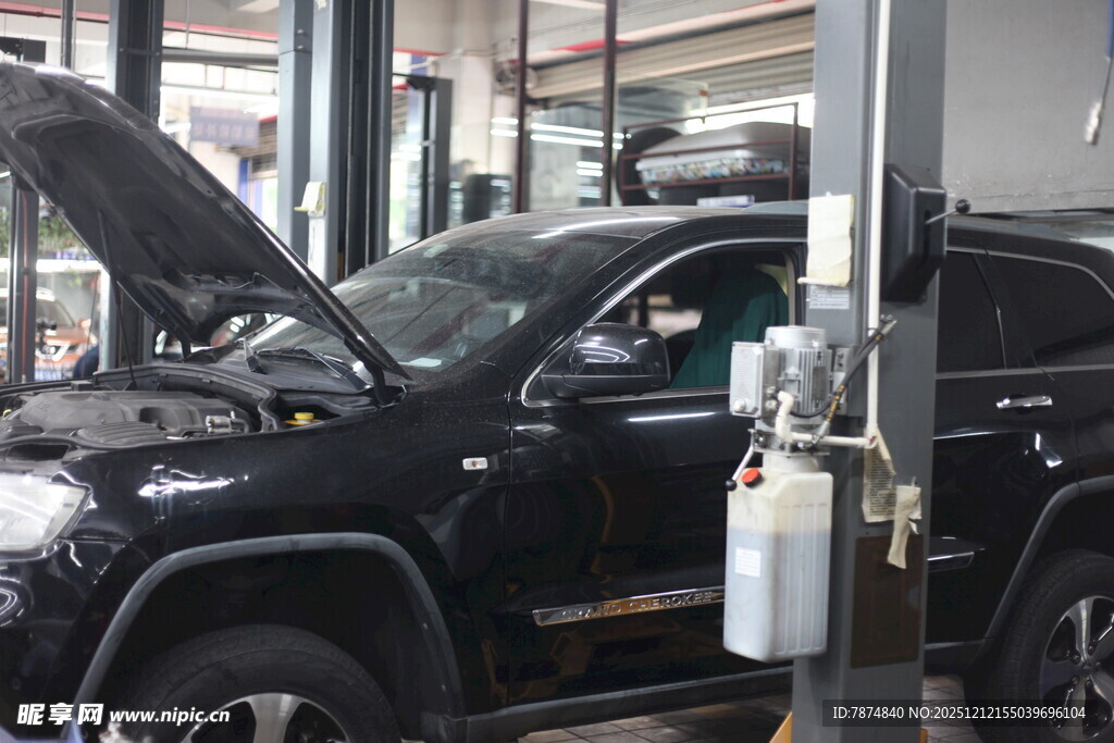 汽车维修车间内的黑色车辆