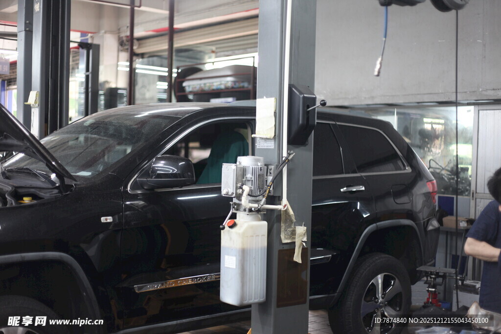 汽车店内维修场景