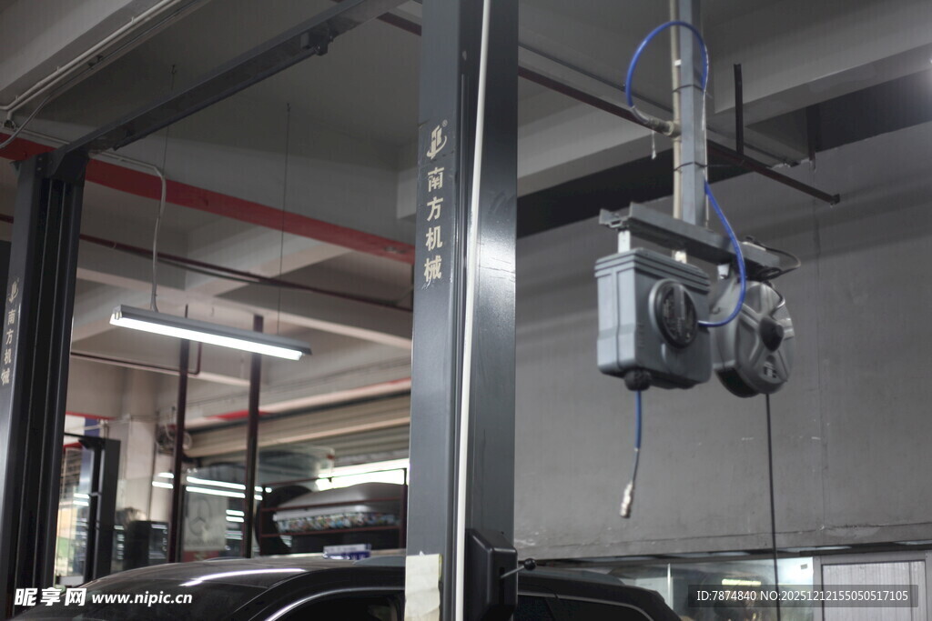 工厂内的机械装置