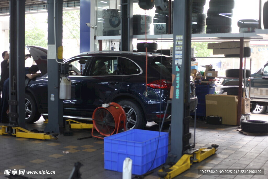 汽车维修车间作业场景