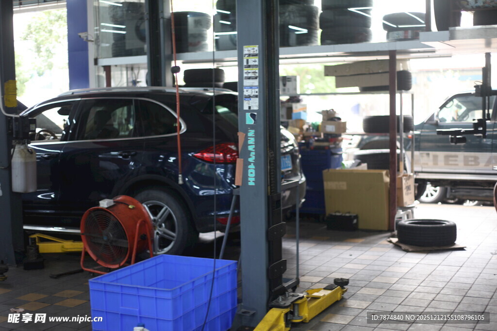 汽车维修车间内景