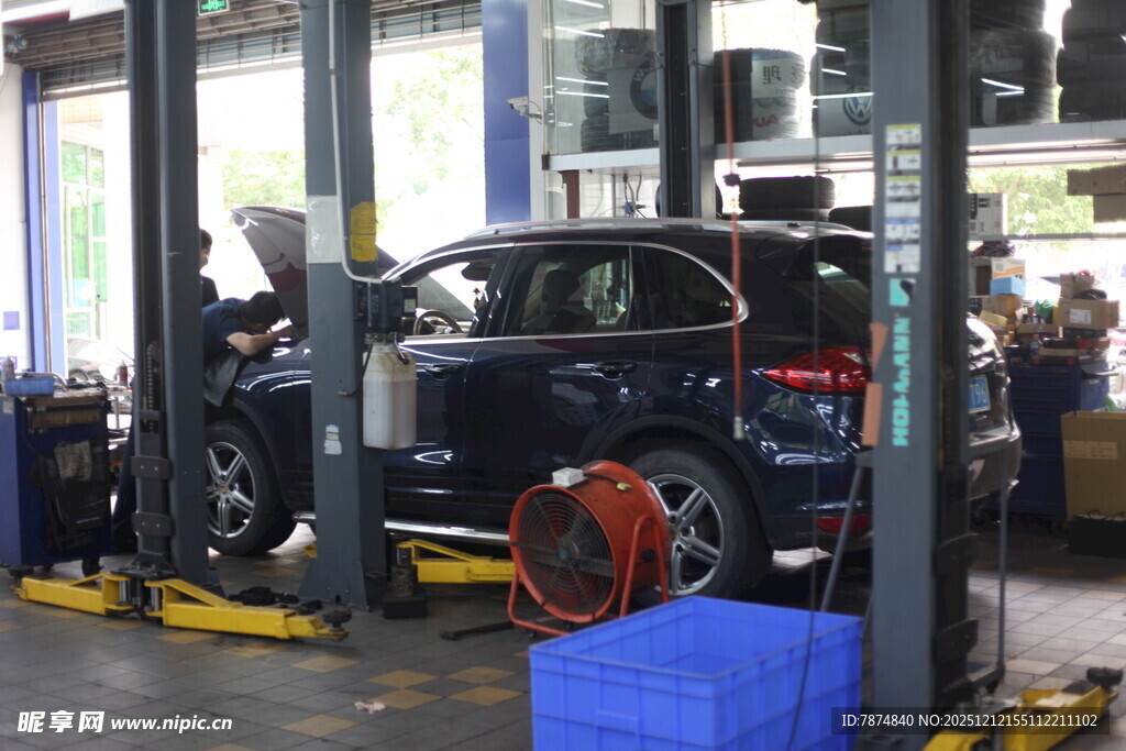 汽车在维修车间进行检修