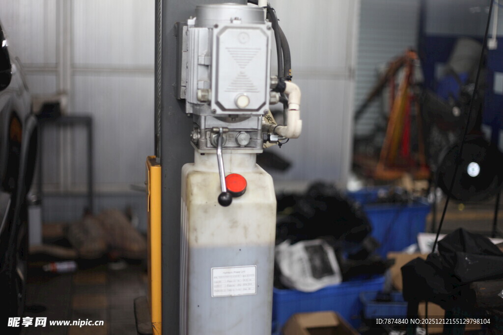 工业车间中的机械设备