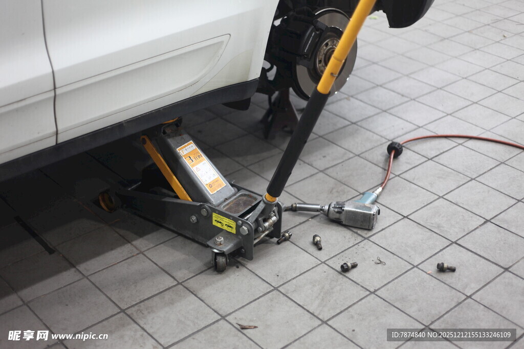 汽车千斤顶维修场景