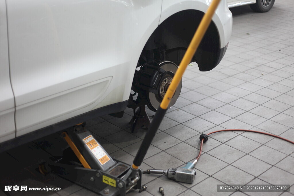 汽车轮胎维修场景