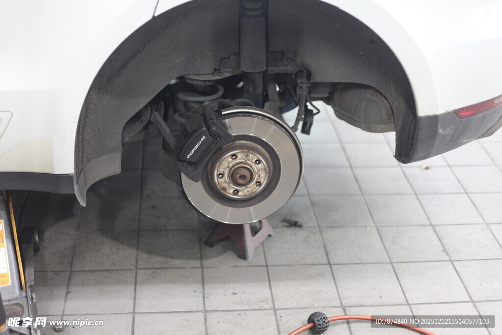 汽车刹车系统维修场景