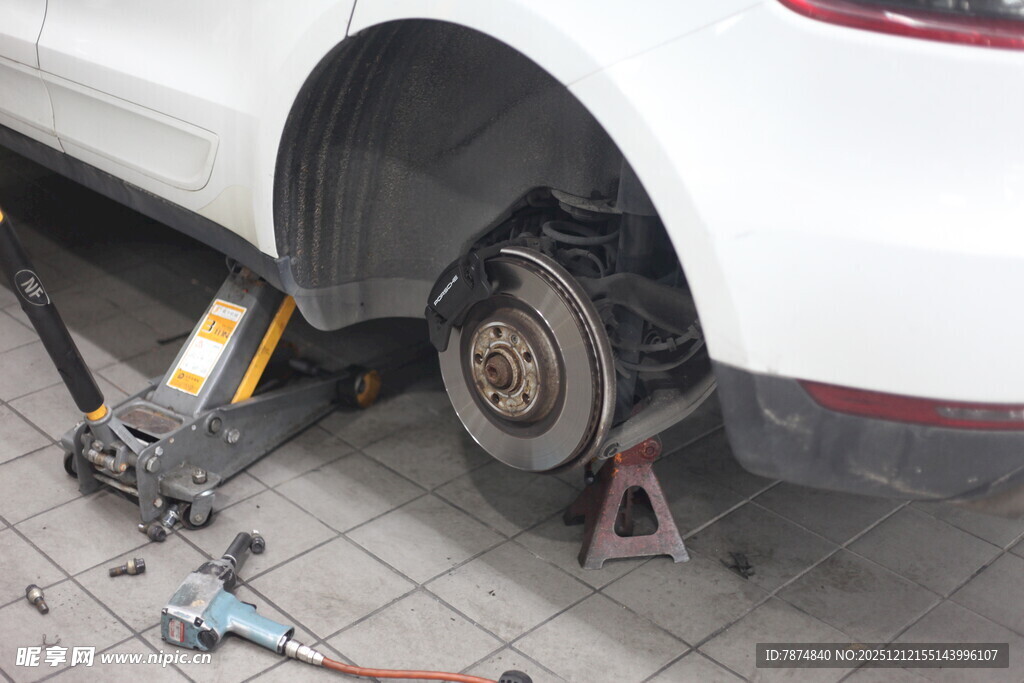 汽车轮胎拆卸维修场景