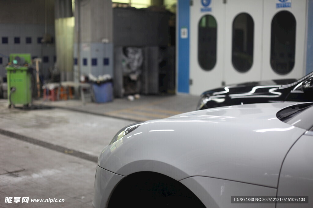 汽车在车间进行维修保养