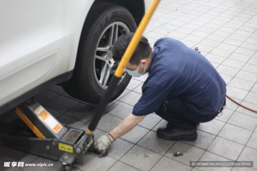 汽车维修工人检修轮胎