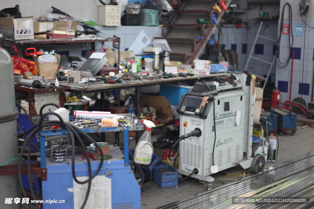 车间内的机械设备与工具