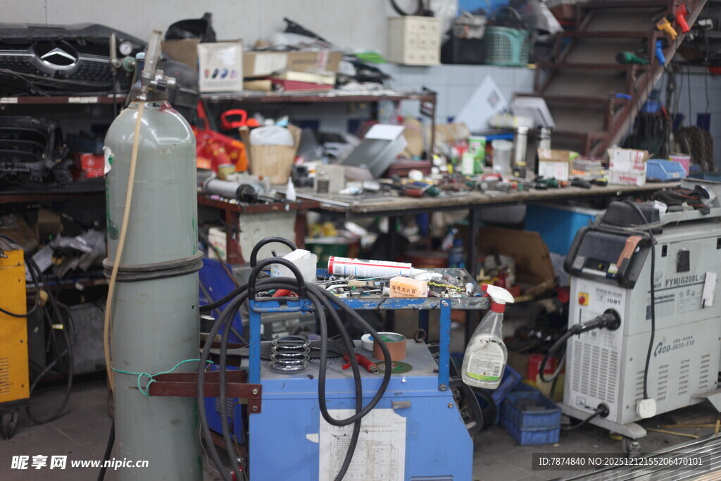 杂乱的汽修工具工作场景