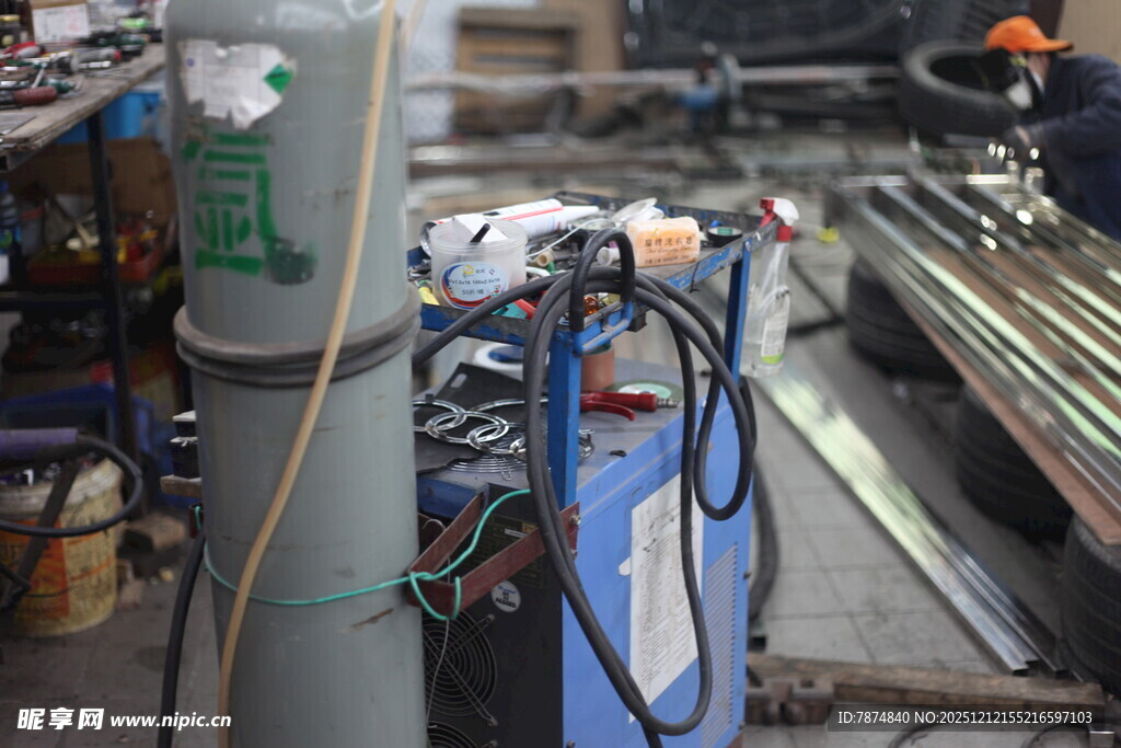 工厂内的机械设备场景