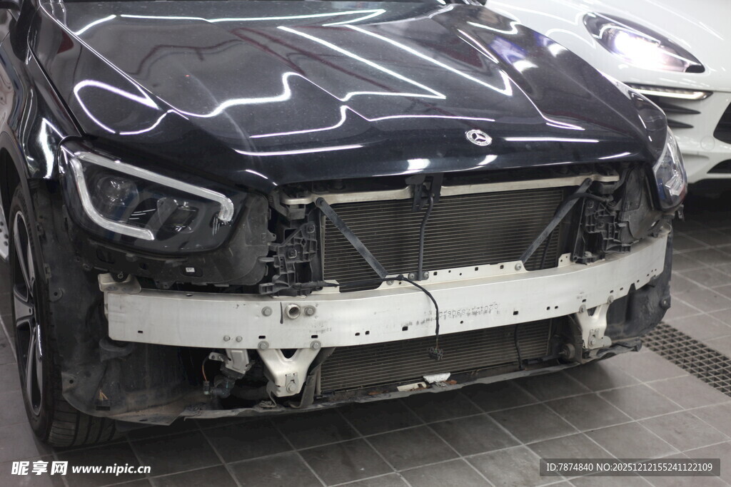 受损宝马汽车前脸特写