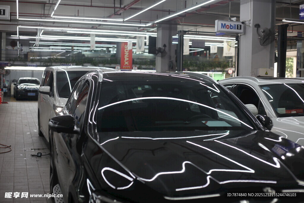 地下停车场内停放的车辆