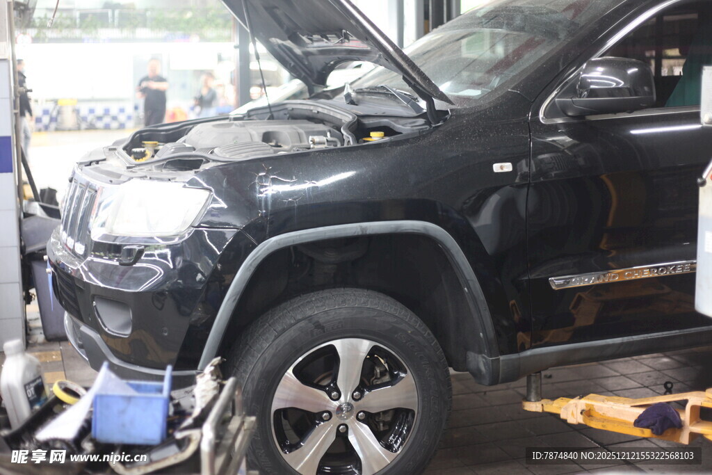 黑色汽车维修中