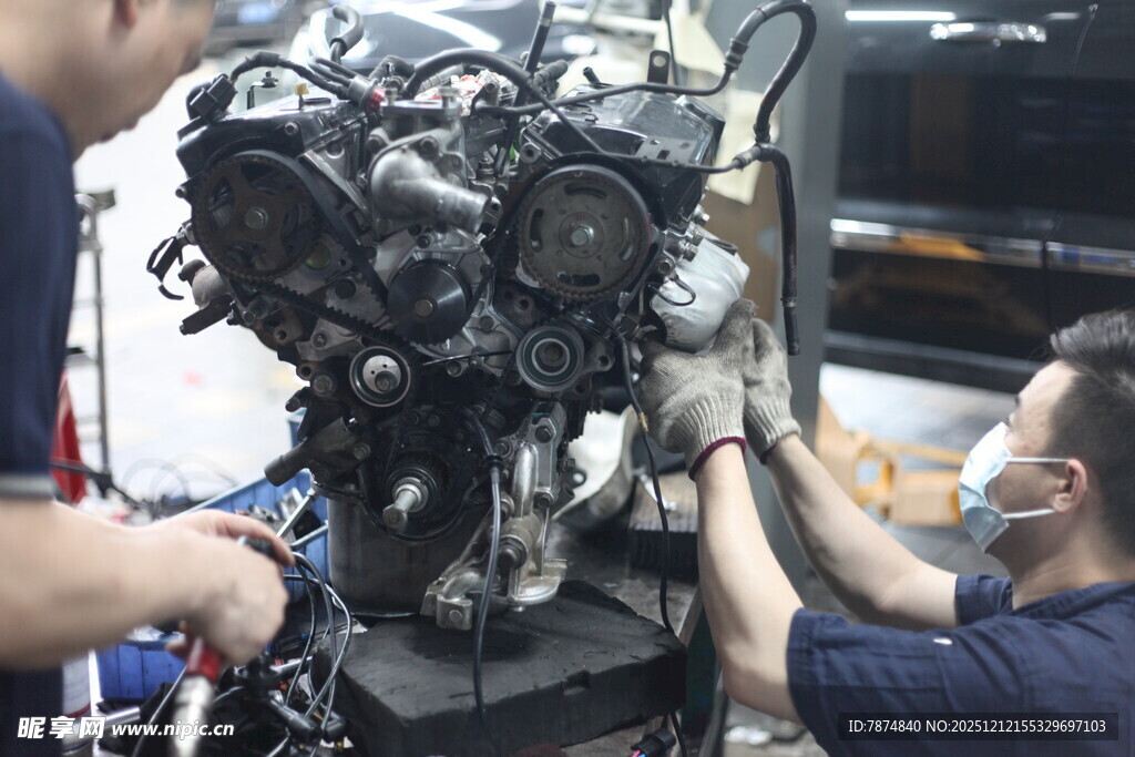 工人专注维修汽车发动机